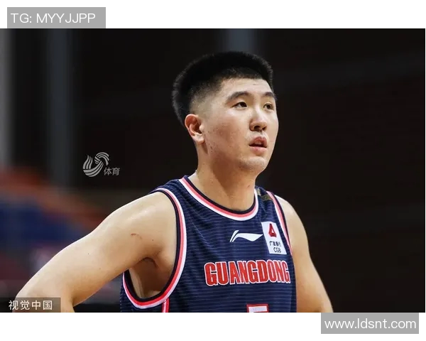 山东男篮与广东男篮激战正酣谁能在这场巅峰对决中笑到最后