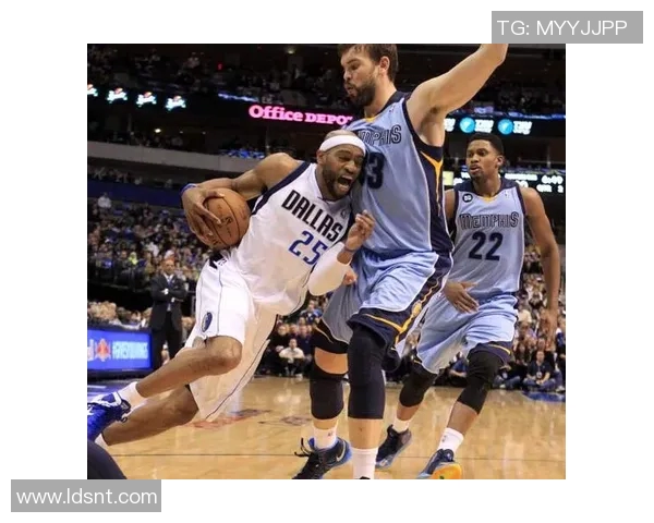 雷霆与小牛首节激战精彩回顾双方球员表现与战术分析