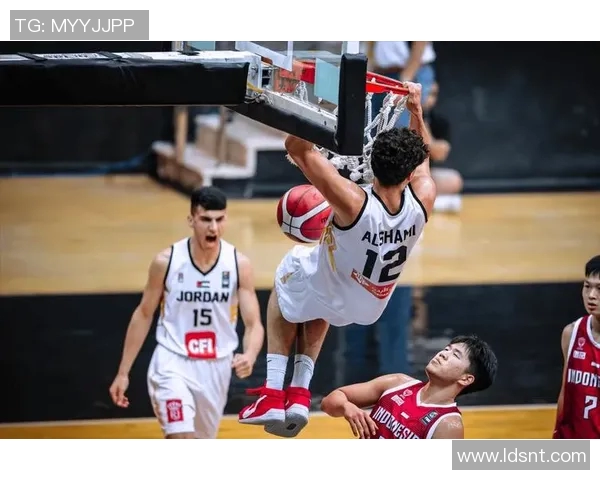 中国国奥男篮迎战加拿大队全力争胜展现青春风采